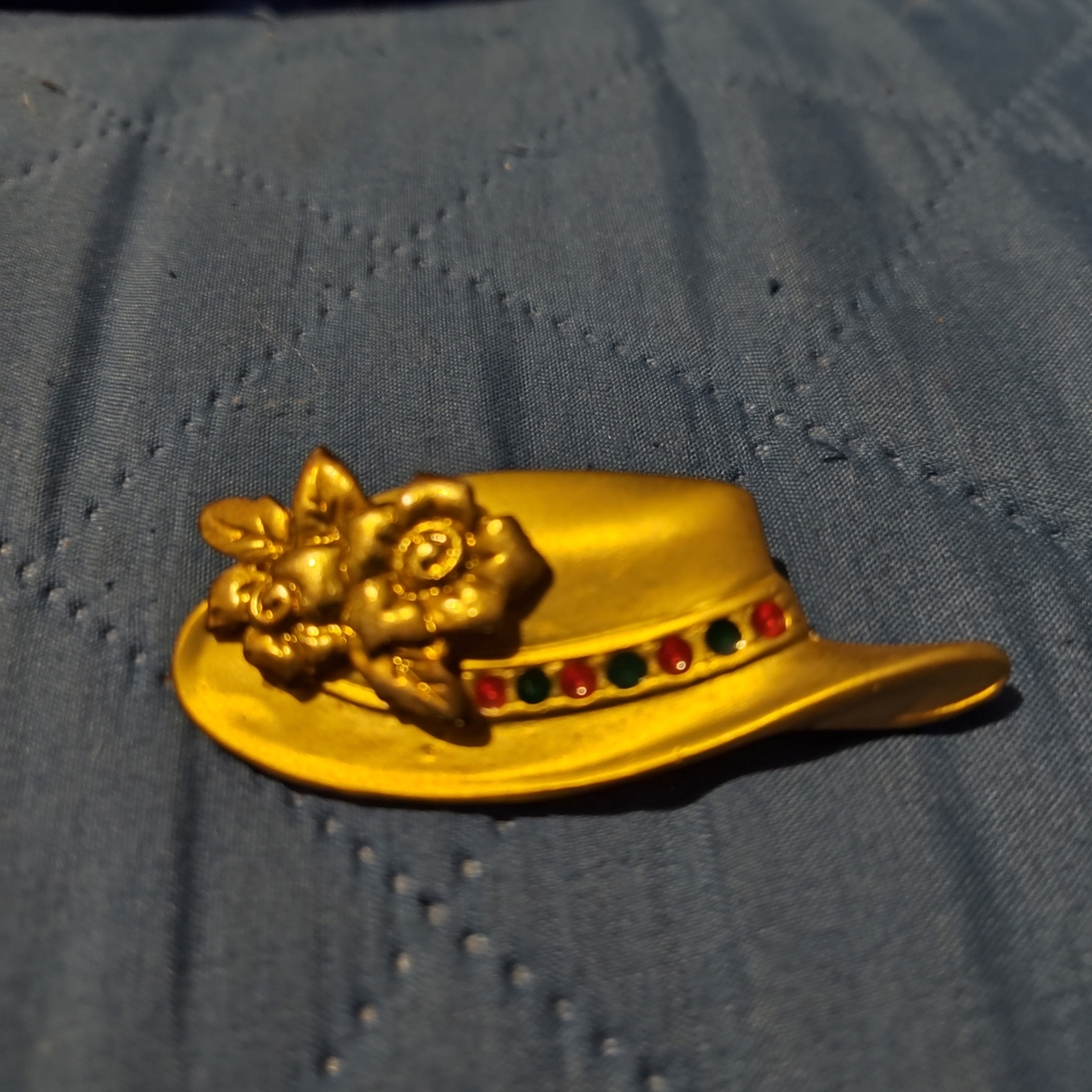Elegant Gold Hat Brooch with Floral Accent